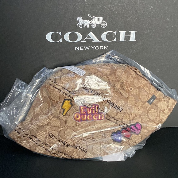 NWT Disney X Coach Signature Jacquard Bucket Hat Evil Queen Cap Villian Patches - Picture 3 of 7